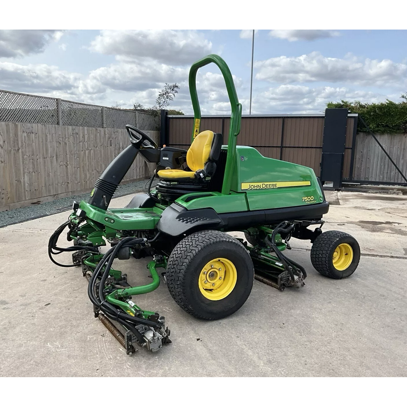 2016 JOHN DEERE 7500A 5 GANG FAIRWAY CYLINDER RIDE ON LAWN MOWER